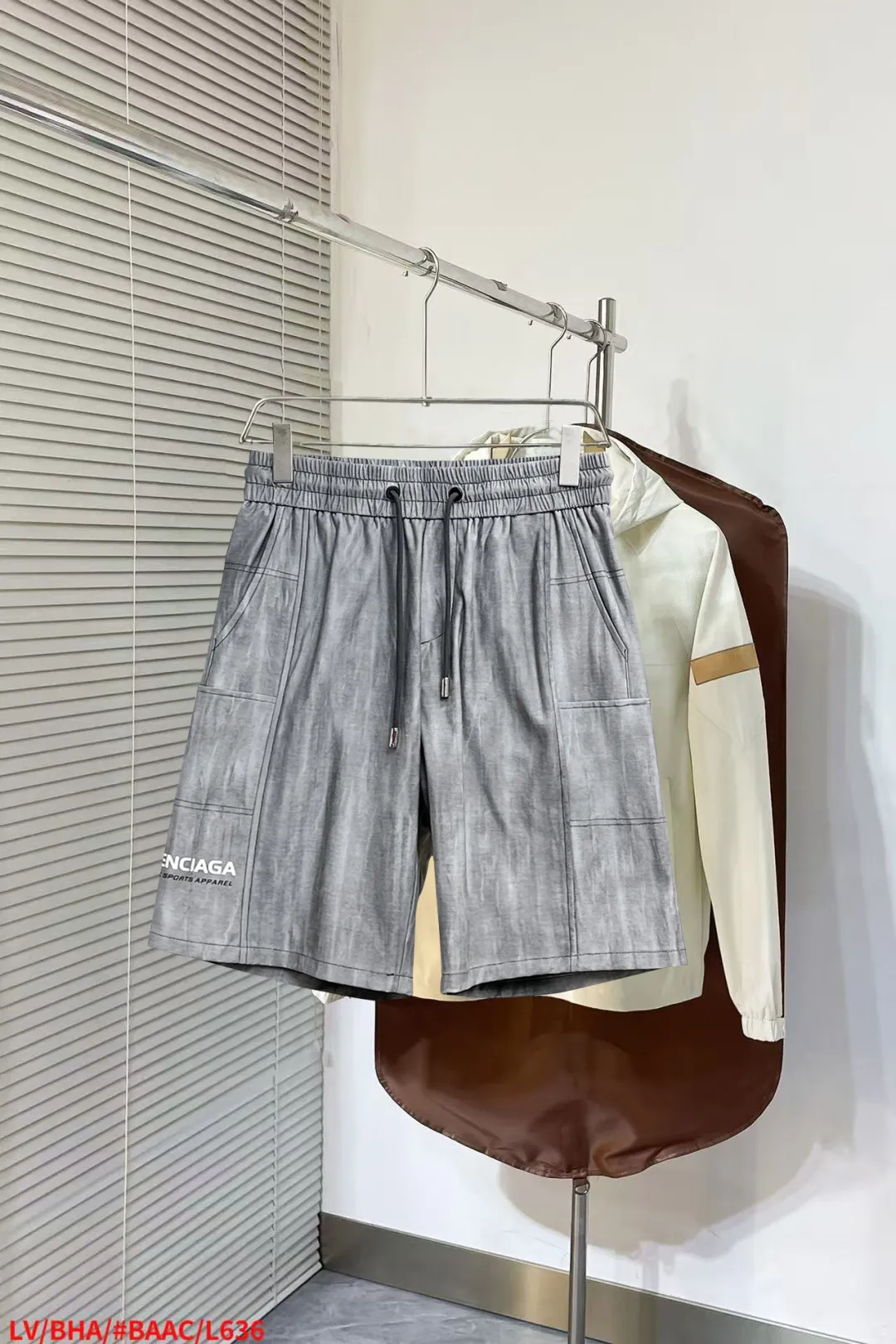 Balenciaga's three-standard complete 2026 summer New Arrival men's casual shorts, advanced custom-made Breathable fabric, Breathable fabric, extremely stretchy and comfortable, impeccable details, top-grade accessories, original logo design concept, delicate and soft feel! The upper body fit is awesome! Size: M-XXXL Please state your height and weight when ordering